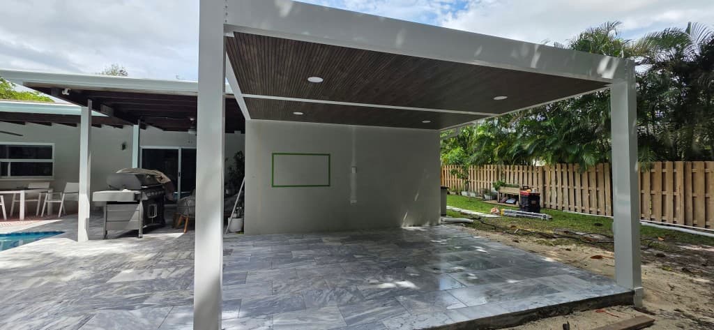 Pérgola de aluminio con piso de mármol y techo de lamas